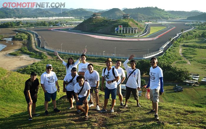 Peserta berfoto sejenak berlatar belakang sirkuit Internasional Mandalika di Lombok