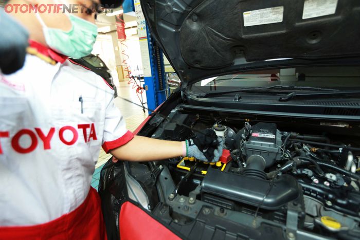 Wajib mengisi oli mesin sesuai takaran dan memeriksa volumenya melalui dipstick.