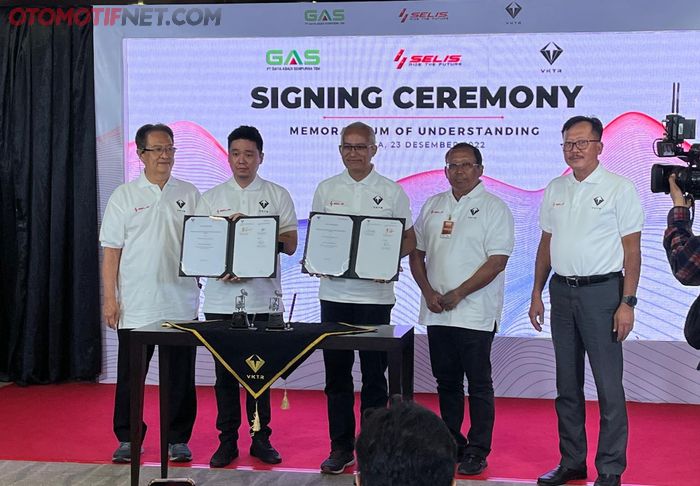 PT VKTR dan GAS menandatangani MoU produksi motor listrik 