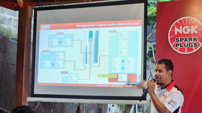 Diko Oktaviano saat memberikan choacing clinic pada awak media dalam acara NGK Saturday Morning Ride Media Gathering (24/12/2022)