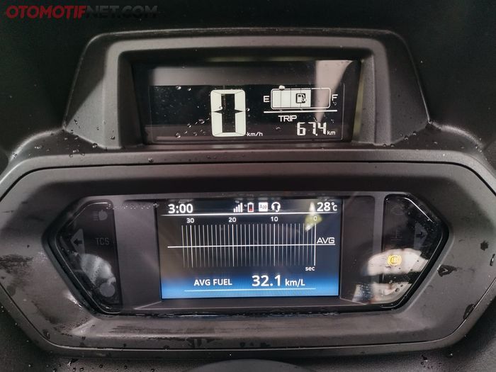 Average fuel cons. dengan grafik konsumsi bbm juga dapat dilihat di display utama, jadi satu dari tiga pilihan display yang dapat dipilih. Hasil 32 km/liter didapat oleh teman-teman jurnalis lain