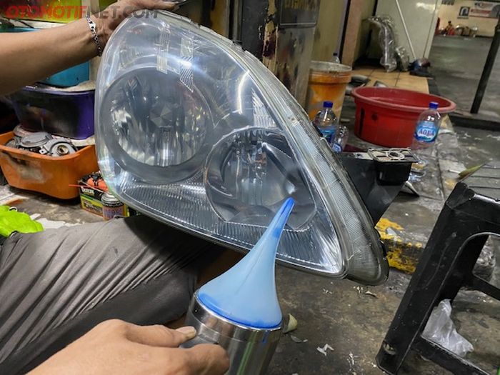 Proses pengerjaan bersihkan lampu mobil dengan nano burn coating.