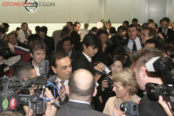 Carlos Ghosn dikerumuni wartawan sesaat setelah makan malam selesai. 
