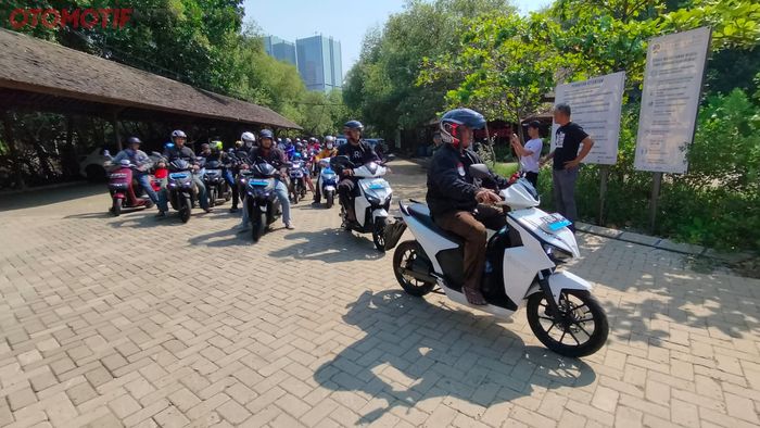 Eiger dan beberapa pengguna motor listrik dan konvensional menggelar acara riding bersama di Taman Wisata Alam Mangrove, Angke Kapuk, Jakut