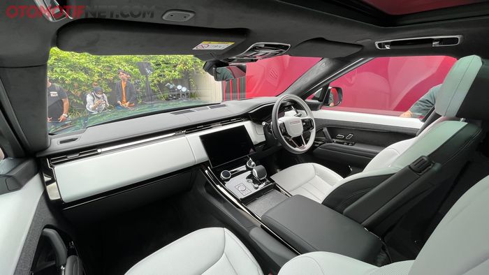 Interior depan Range Rover Sport First Edition