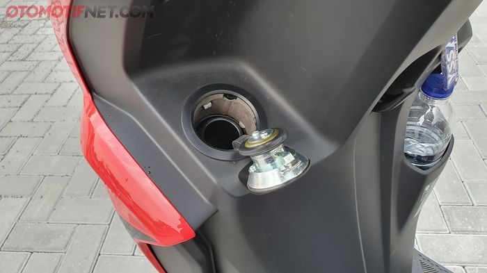Khas FreeGo, lubang pengisian bensin Yamaha FreeGo 125 Connected ada di bawah setang kiri