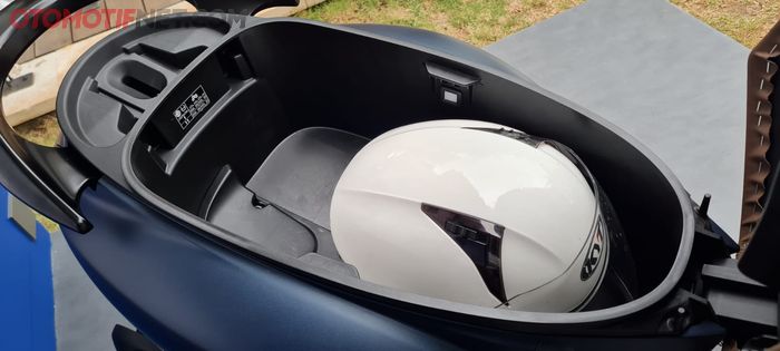 Helm half face muat masuk di bagasi Yamaha Grand Filano Hybrid Connected