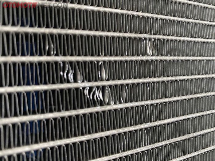Kisi-kisi radiator rusak bisa bikin mesin mobil overheat.