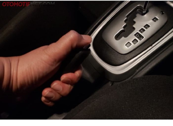 Tarik tuas rem tangan saat parkir mobil matic (Foto Ilustrasi)