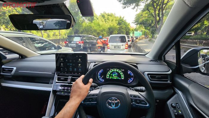 Toyota Kijang Innova Zenix Q HV CVT TSS Modellista saat dijajal di kemacetan Ibu Kota Jakarta 
