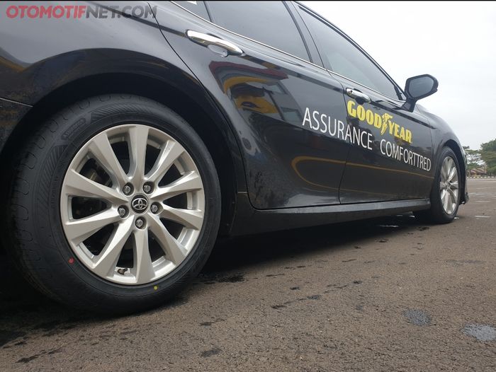 Ban Goodyear Assurance ComfortTred (ACT) yang dipasangkan pada Toyota Camry