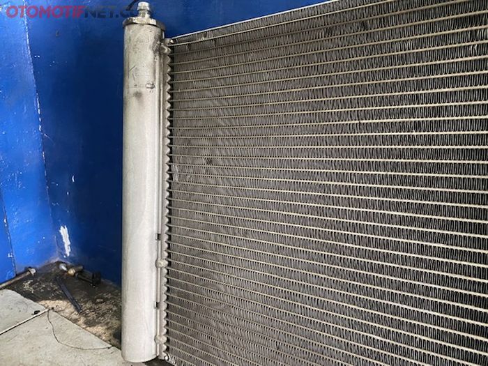 Ilustrasi. Kisi-kisi kondensor mampet menyebabkan hawa panas dari gas refrigerant masuk ke kabin.