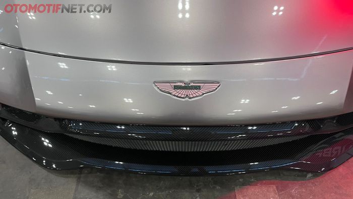 Bodi Aston Martin Vantage V8 milik Atta Halilintar dilapis stiker Maxdecal 9800 series