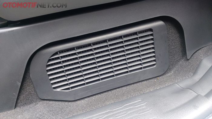 Ventilasi ruang baterai hybrid Toyota Innova Zenix berfungsi untuk menyedot udara dingin dari kabin agar suhu baterai tidak panas.
