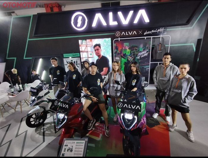 Selain livery motor, kolaborasi Alva x NeverTooLavish juga diwujudkan dalam bentuk apparel