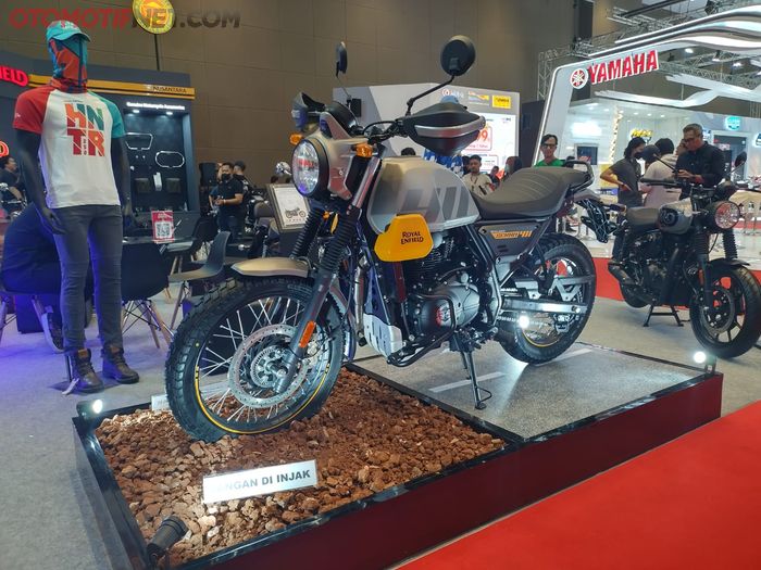 Scram 411 mengambil basis dari motor adventure RE Himalayan, yang terlebih dahulu dijual di Indonesia