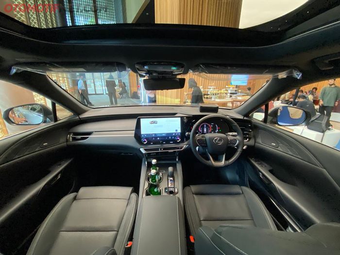 Interior mewah dan berkelas khas Lexus. Terdapat panoramic sunroof yang menambah lapang dalam kabin