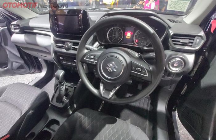 Interior Suzuki Grand Vitara Hybrid tipe GL