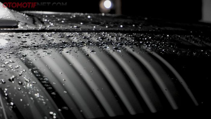 Kaca Mobil yang Basah Setelah Hujan Sebaiknya Segera Dibersihkan
