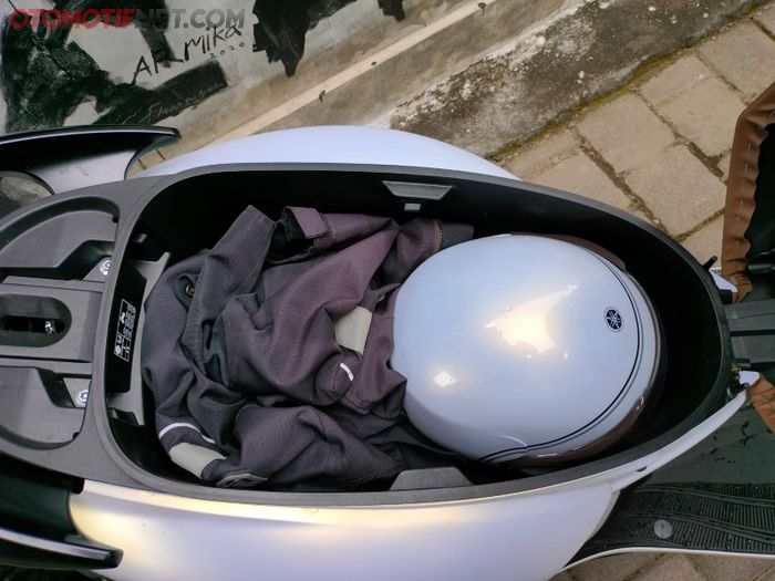 Bagasi Yamaha Grand Filano bisa menampung helm bawaan motor dan perlengkapan lain seperti jaket, sarung tangan atau protektor