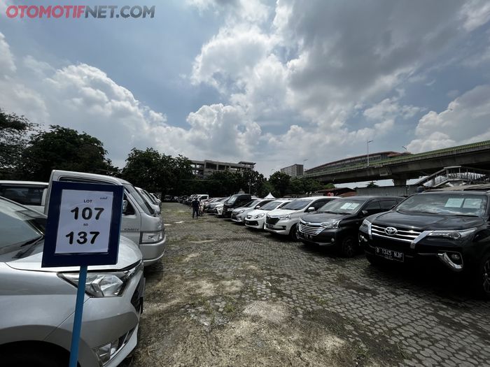 Deretan mobil lelang di balai lelang Auksi