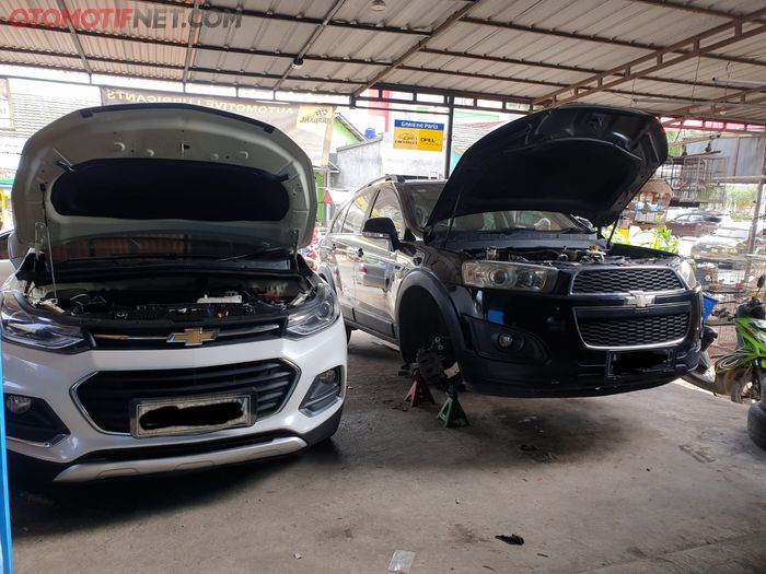 Chevrolet Trax dan Captiva di bengkel spesialis Chevrolet Karya Motor Mandiri