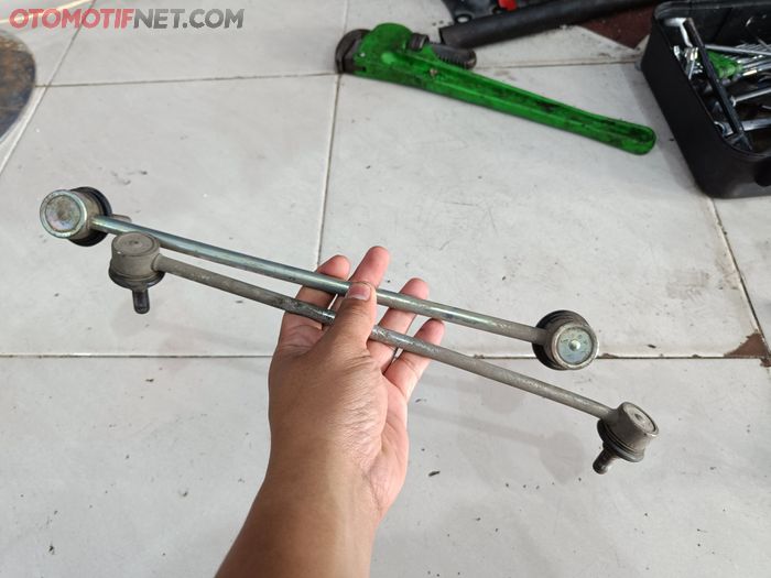Link stabilizer mobil aluminium enggak bisa diservis