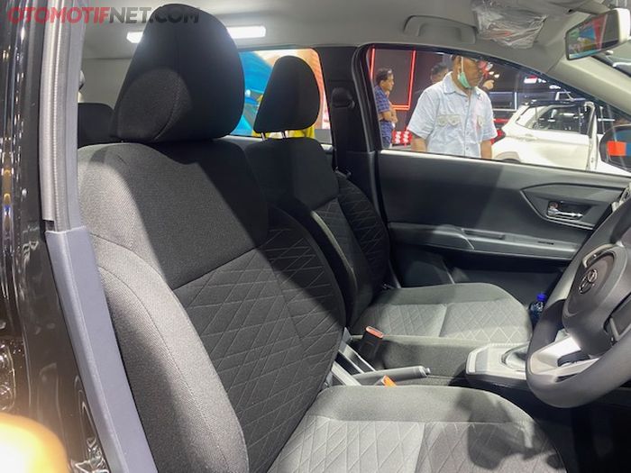 JokToyota Agya 2023 memakai headrest terpisah dan dilengkapi side bolster pada bagian samping