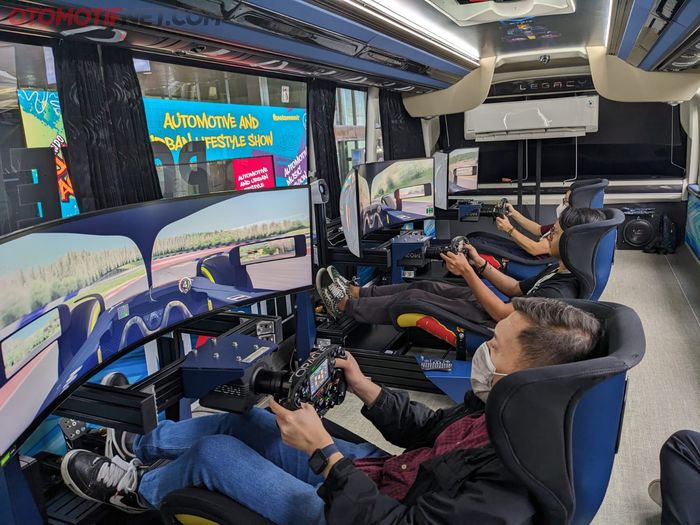 Ada 5 simulator balap F1 tim Red Bull Racing di Mobil1 Bus