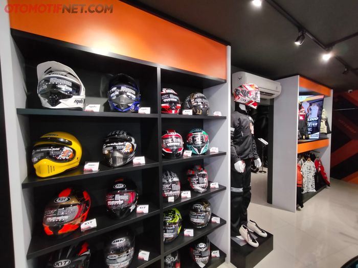 Tersedia beragam merek apparel di bengkel motor SiTepat seperti helm dan jaket