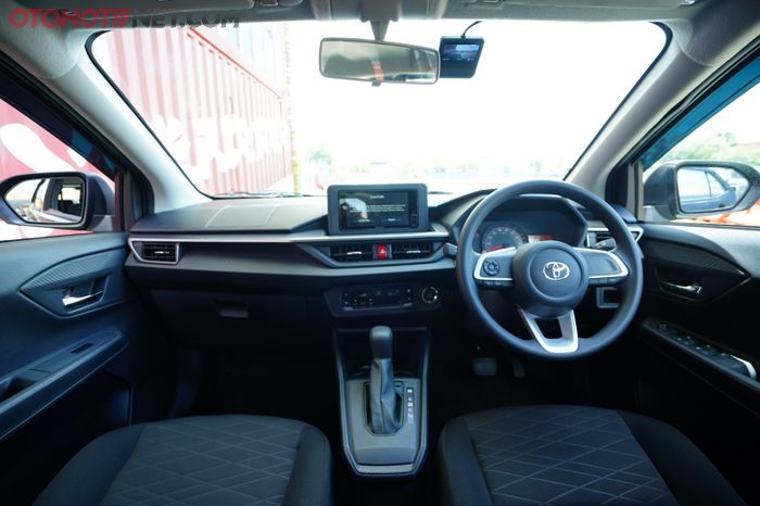 Interior All New Agya G CVT, bahan jok fabric. Tombol pengaturan di setir hanya di sebelah kiri. Oiya plafon warna biege.
