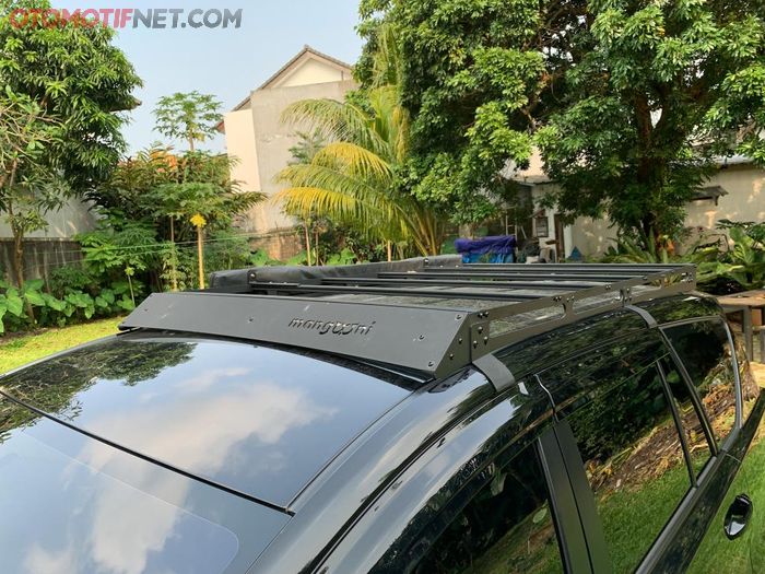 Roofrack custom bikinan Mangooni Overland berdesain slim untuk Toyota Kijang Innova Reborn Diesel