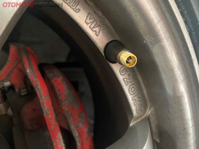 Pentil ban yang sudah getas bisa bikin ban mobil bocor halus.