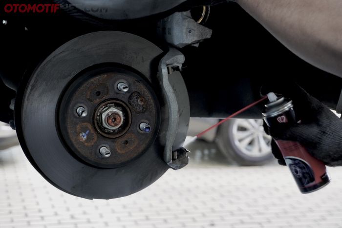 Semprot Area Cakram dan Komponen Rem Mobil Lainnya dengan Brake Cleaner