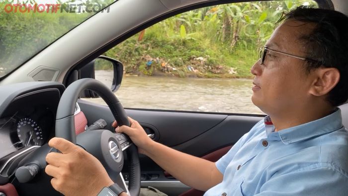 Posisi jok yang tinggi membuat visibiltas ke arah depan saat membelah arus sungai sangat baik