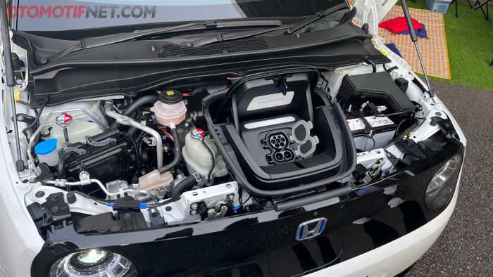 Colokan listrik berada di bagian depan atas mobil Honda e
