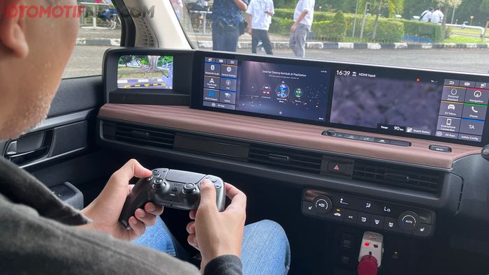 Layar display Honda e melebar sepanjang dasbor, bisa dikoneksikan dengan konsol game