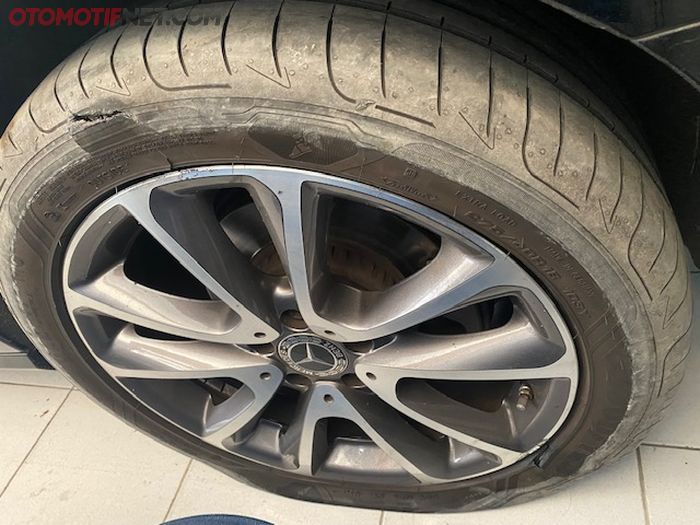 Ban mobil kempes jangan dipaksa jalan karena bisa bikin pecah ban