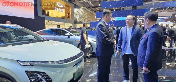 Chery OMODA EV dipamerkan di booth Chery Motors saat acara Auto Shanghai 2023