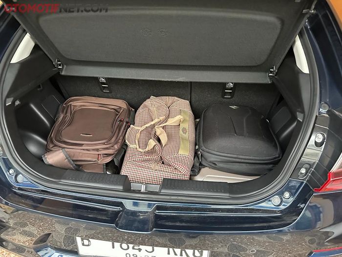 Ruang bagasi New Baleno sudah diisi dua buah koper ukuran sedang dan 4 buah tas, tapi masih tersisa banyak ruang