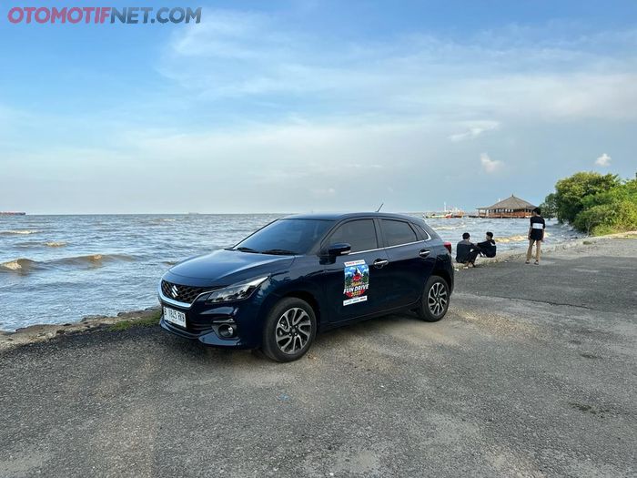 Suzuki New Baleno AT rehat diajak sejenak di kawasan pantai Pelabuhan Cirebon (23/4/2023)
