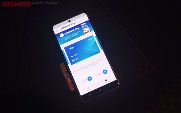 Ilustrasi cek saldo e-toll pakai NFC di smartphone