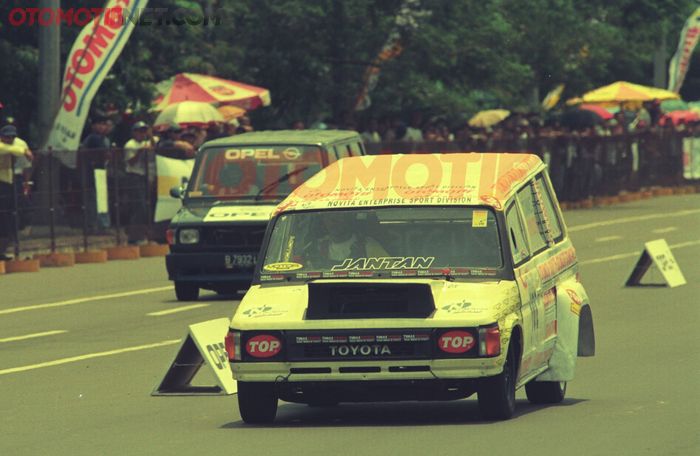 Toyota Kijang Super 1995 hasil kolaborasi Tabloid Otomotif, Oli Top1, dan Tunas Toyota.