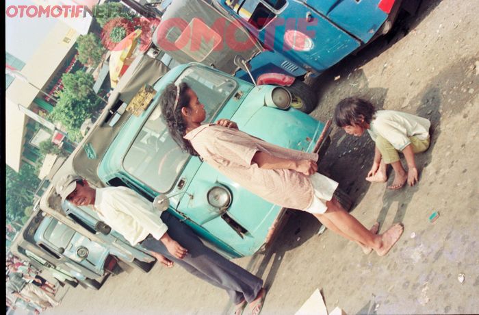 Fotografer Tabloid OTOMOTIF mengabadikan aktivitas 'ngetem' Bemo sekitar Bendungan Hilir, Jakarta Pusat