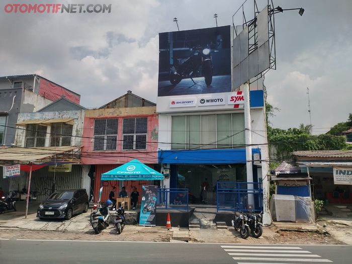 Berlokasi di Jl. Panjang Arteri Kelapa Dua No. 88 Kebon Jeruk, Jakarta Barat, tepat di pinggir jalan menggantikan dealer KTM Probike