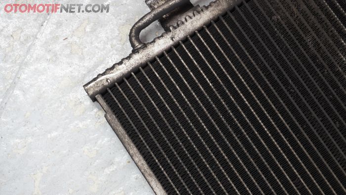 Kebocoran pada kondensor AC mobil yang bisa menyebabkan berkurangnya freon