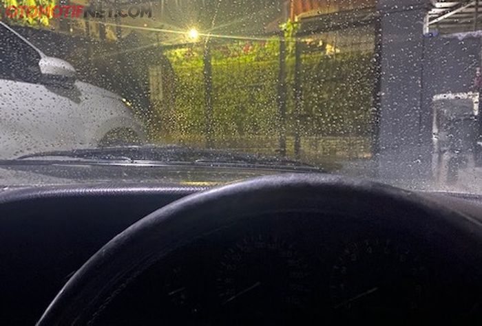 kaca mobil berjamur bikin wiper sulit menyapu air hujan dengan maksimal.