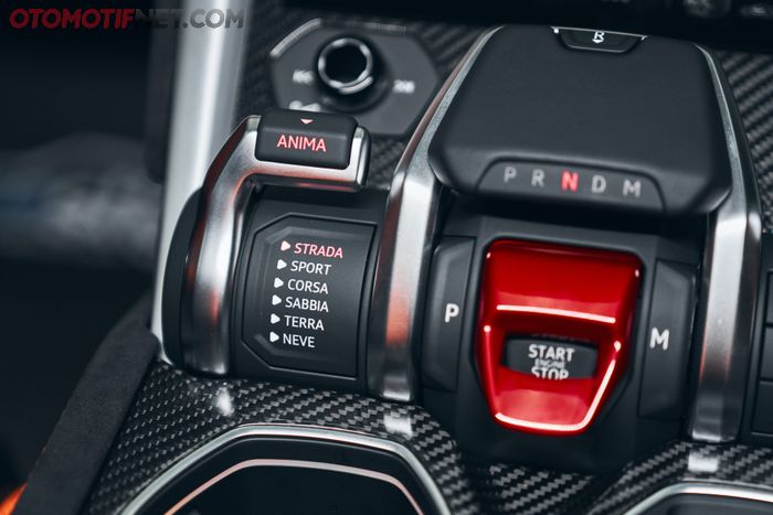 Mode Off-road yang terletak di konsol tengah depan                             