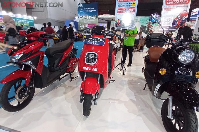 Selis E-Max Long Range jadi motor listrik dengan jarak tempuh terjauh di pameran PEVS 2023.