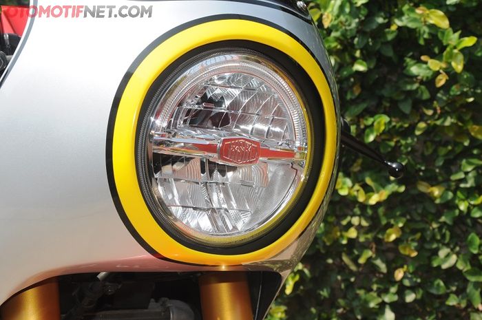 Headlamp&nbsp;LED bawaan XSR kini bertengger di&nbsp;fairing&nbsp;baru